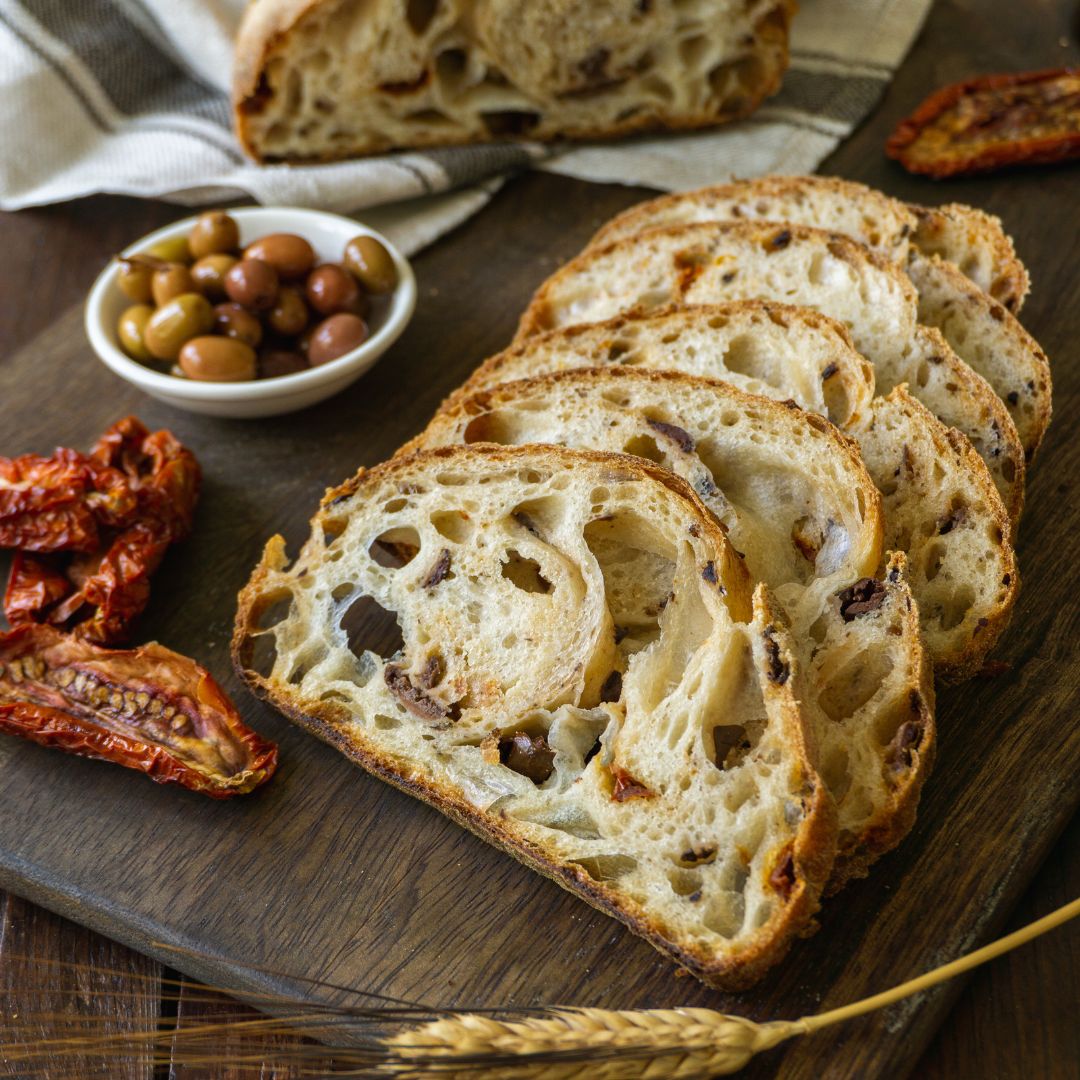 pane civraxu con pomodoro secco e olive
